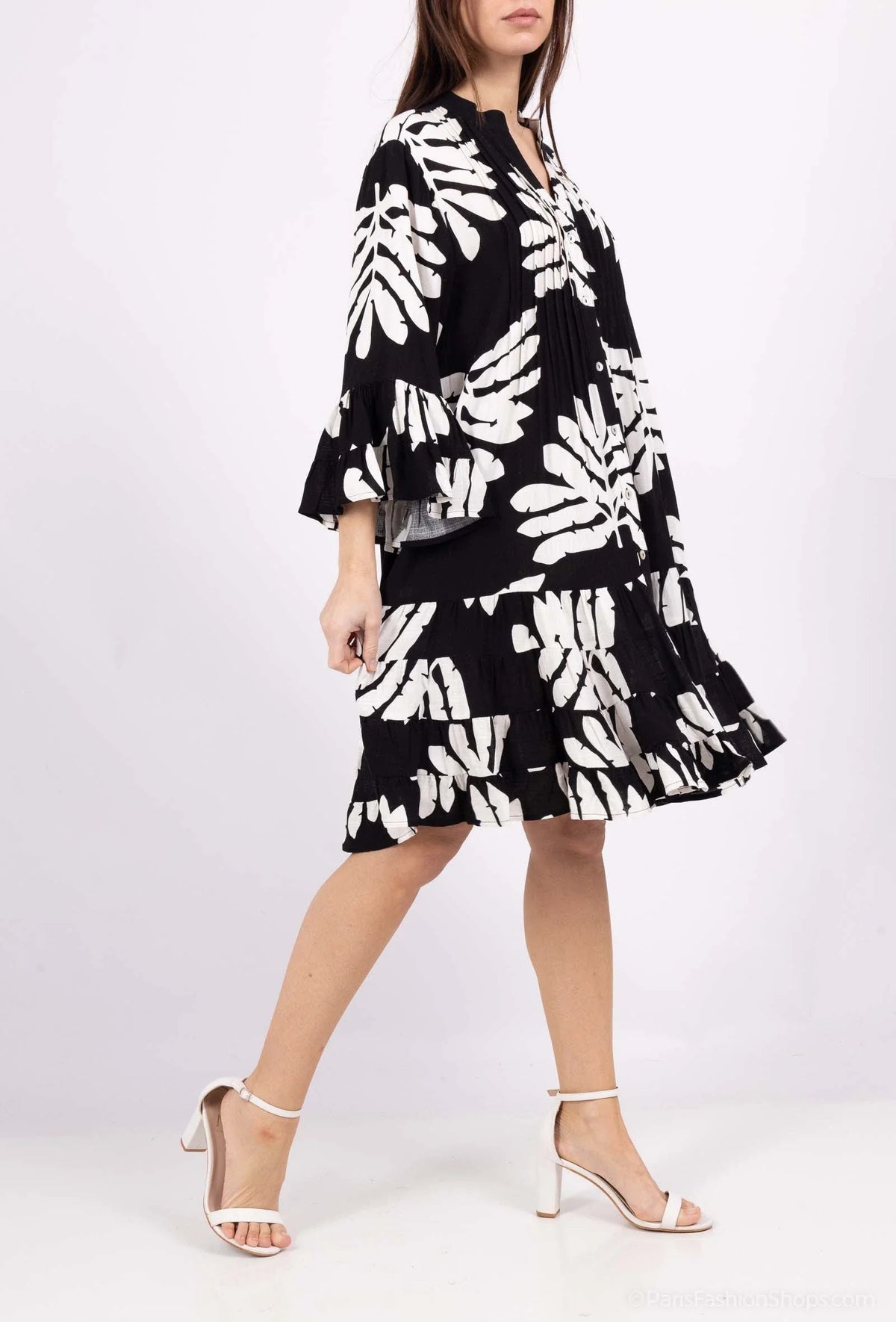 Short fluid dress with flared sleeve and front buttoning